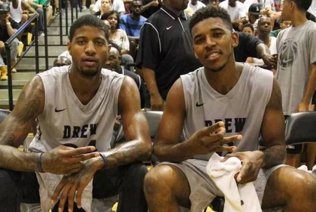背身拿球